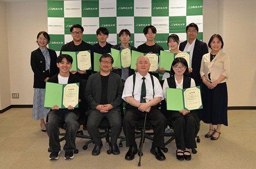 「社会課題解決アイディアコンテスト」の学生7名に学長奨励賞が授与されました